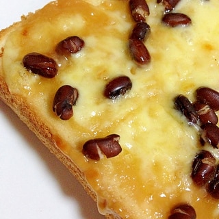 ピーナッツバターとチーズの小豆トースト